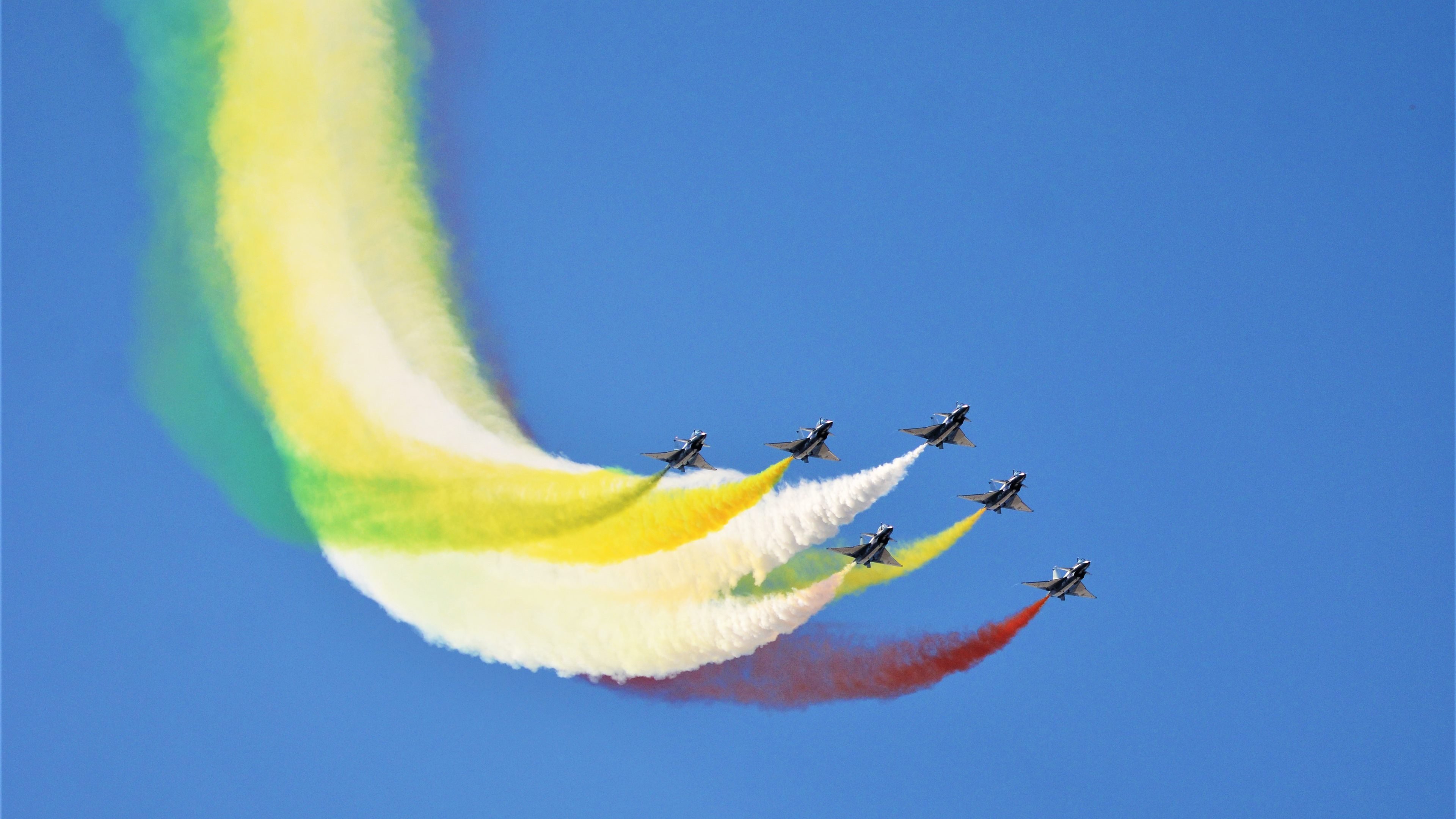 羽毛球赛场双线报捷，法国队轻取泰国队，郑思维状态火热引领胜利浪潮