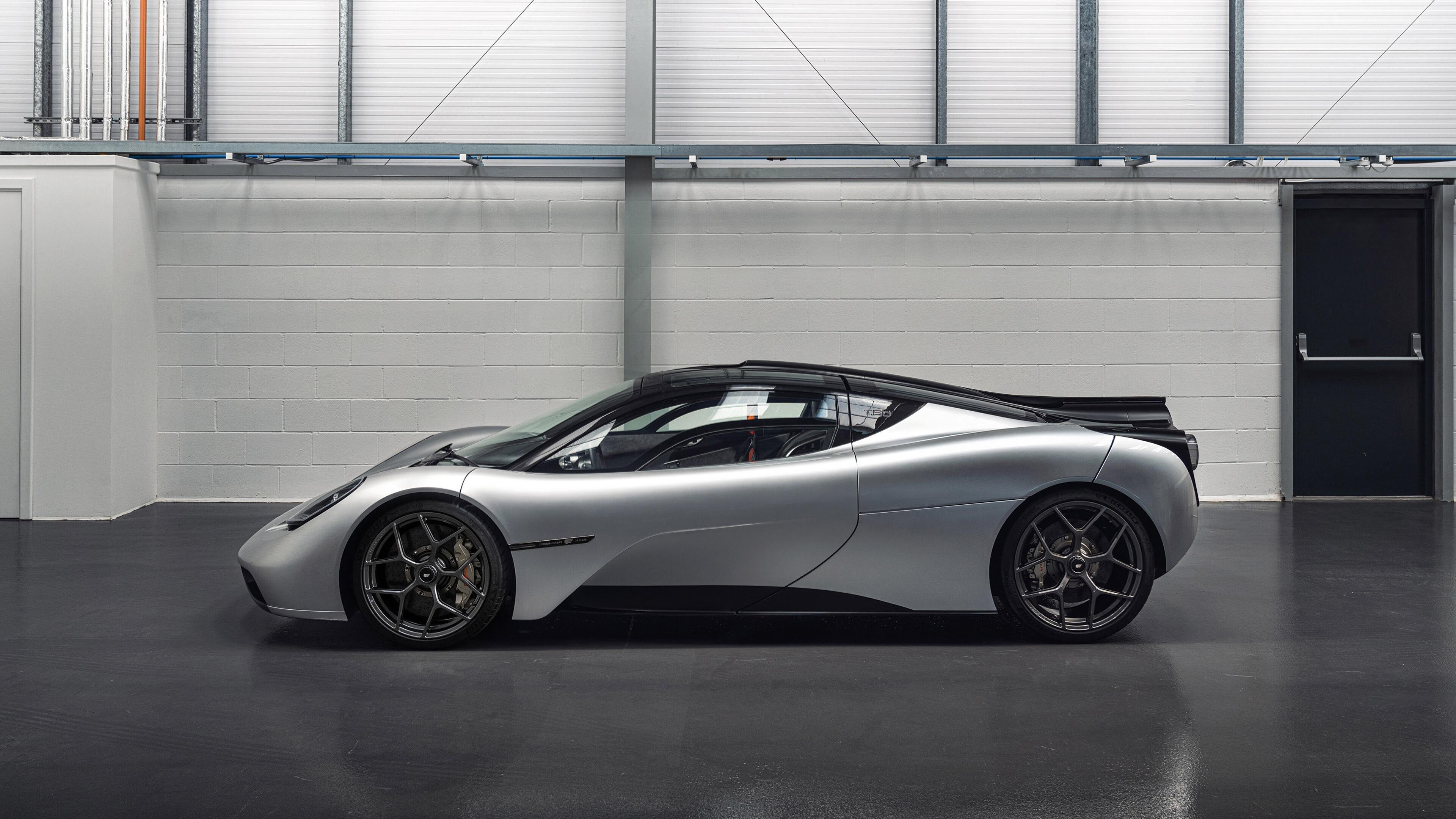 当蓝月轻触洪都拉斯的雨夜,关键先生从不佩戴预定的王冠